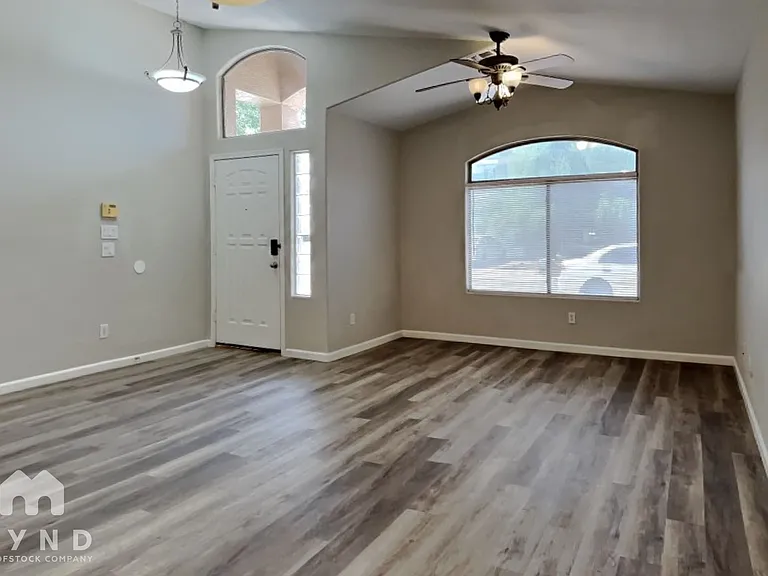 714 E Lovegrass Dr — Photo 2