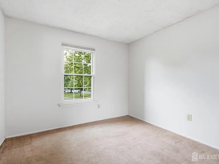 334 Lancaster Ct — Photo 12