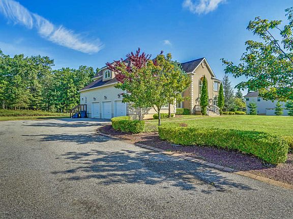 3rd image of 12 Stone Tavern Dr