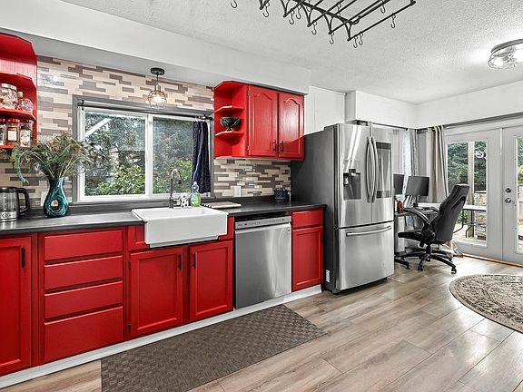 3rd image of 3863 Howard Dr