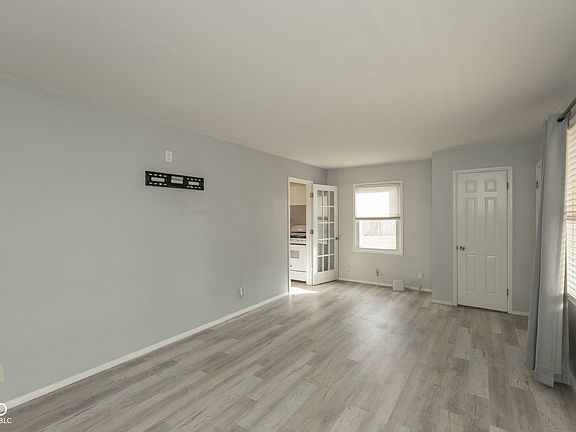 5th image of 461 Douglas Ct