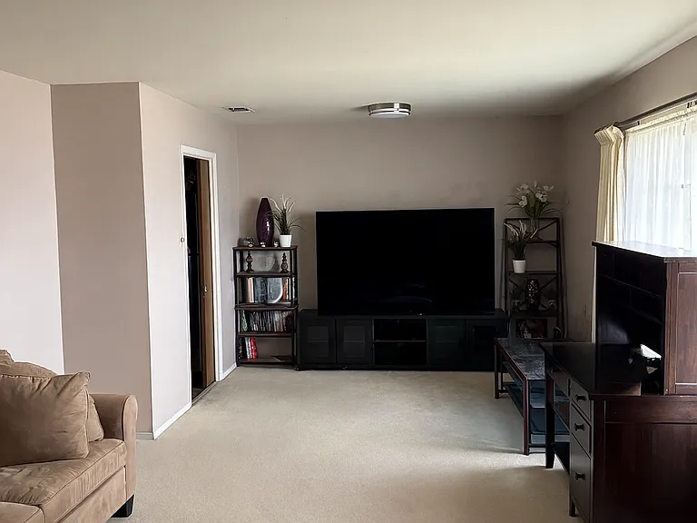 406 Greycliff Dr — Photo 2