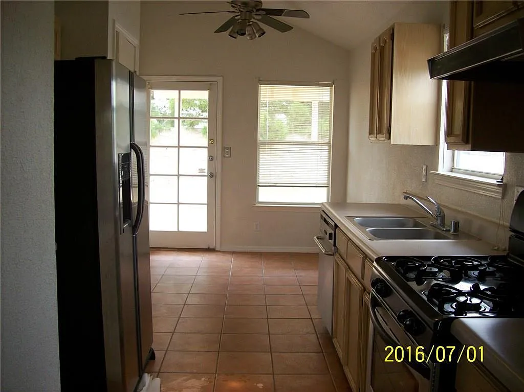 4 bed, 2.0 bath, 1361 sqft, $1,500 — Photo 2