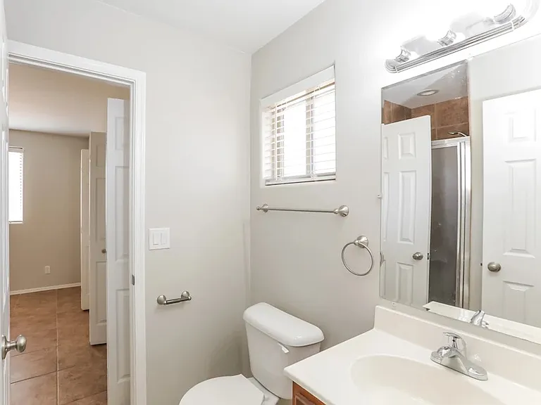 407 E Fremont Dr — Photo 10