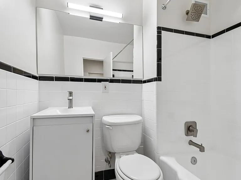 Quebec House Apartments — Photo 40