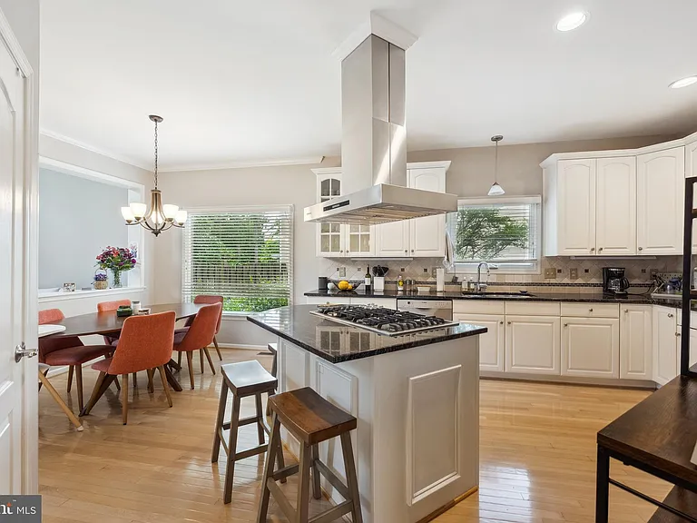 2207 Frank St — Photo 26