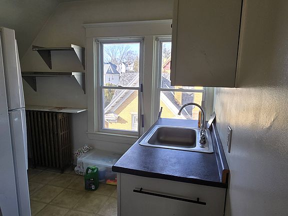 3rd image of 544 E Pearl St APT 3