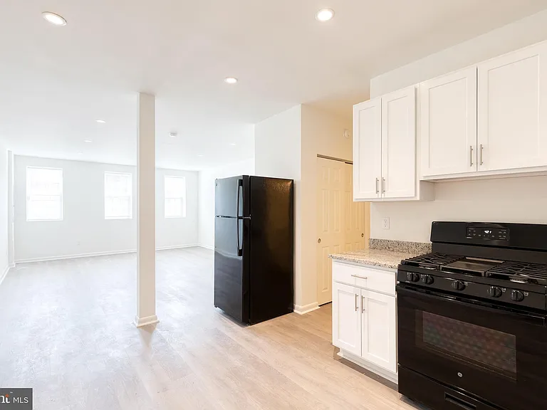 714 S Broadway — Photo 13