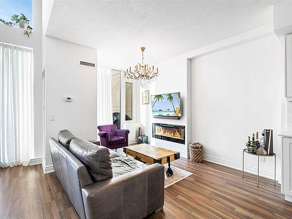 3rd image of 9618 Yonge St #102