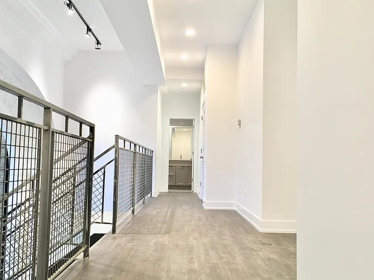 4601 N Paulina — Photo 1