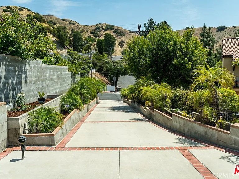 8471 Vine Valley Dr — Photo 3