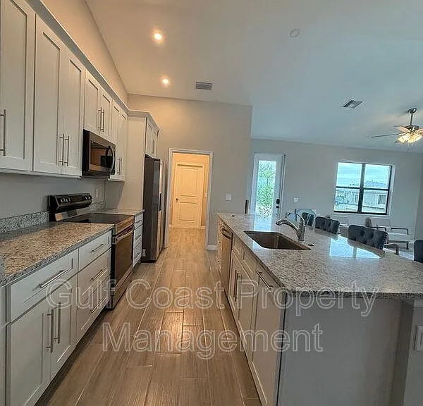 2609 NE 5th Pl — Photo 7