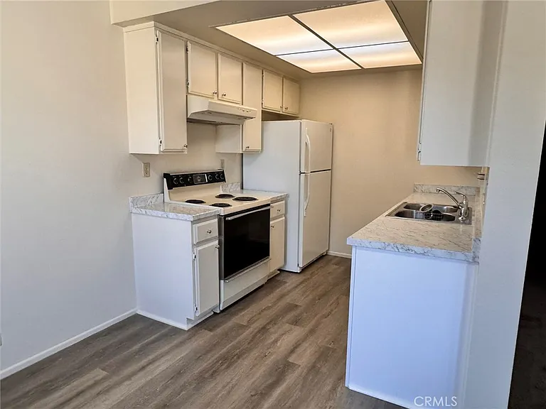 630 Bridgeport Cir #8 — Photo 6