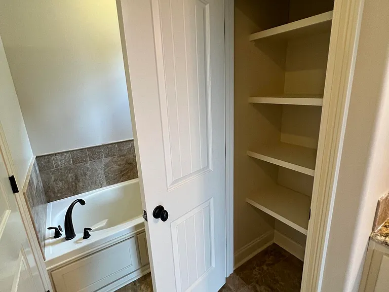 204 Crenshaw Dr — Photo 16