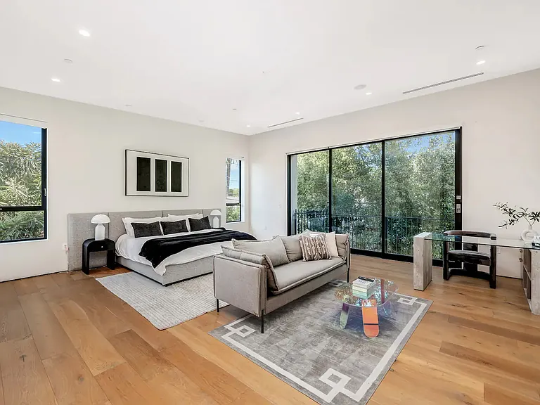 460 N Kings Rd — Photo 41