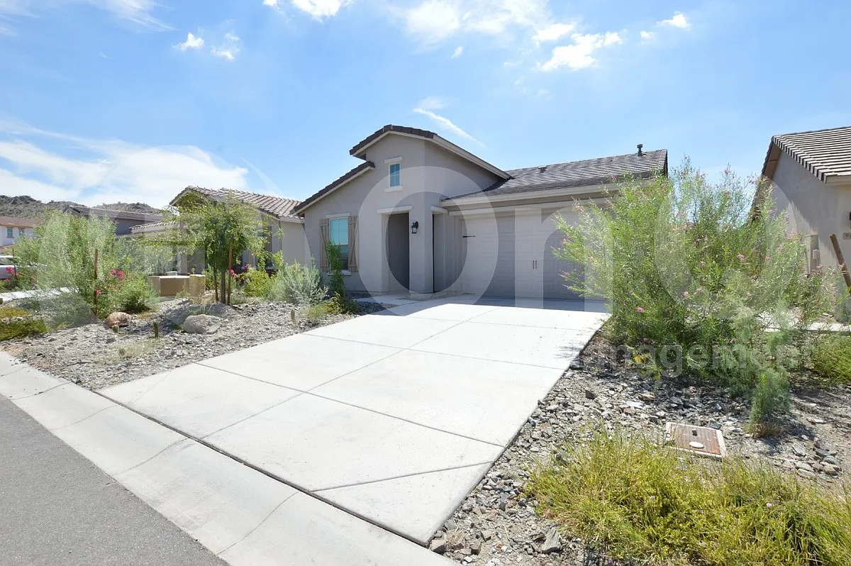 3 bed, 2.0 bath, 1921 sqft, $2,350 — Photo 2
