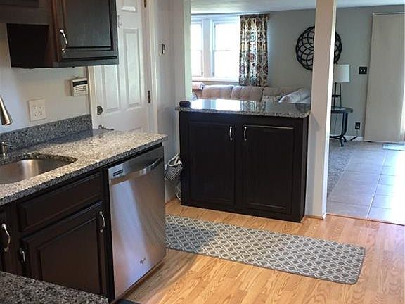 3rd image of 905 Woodstock Ave