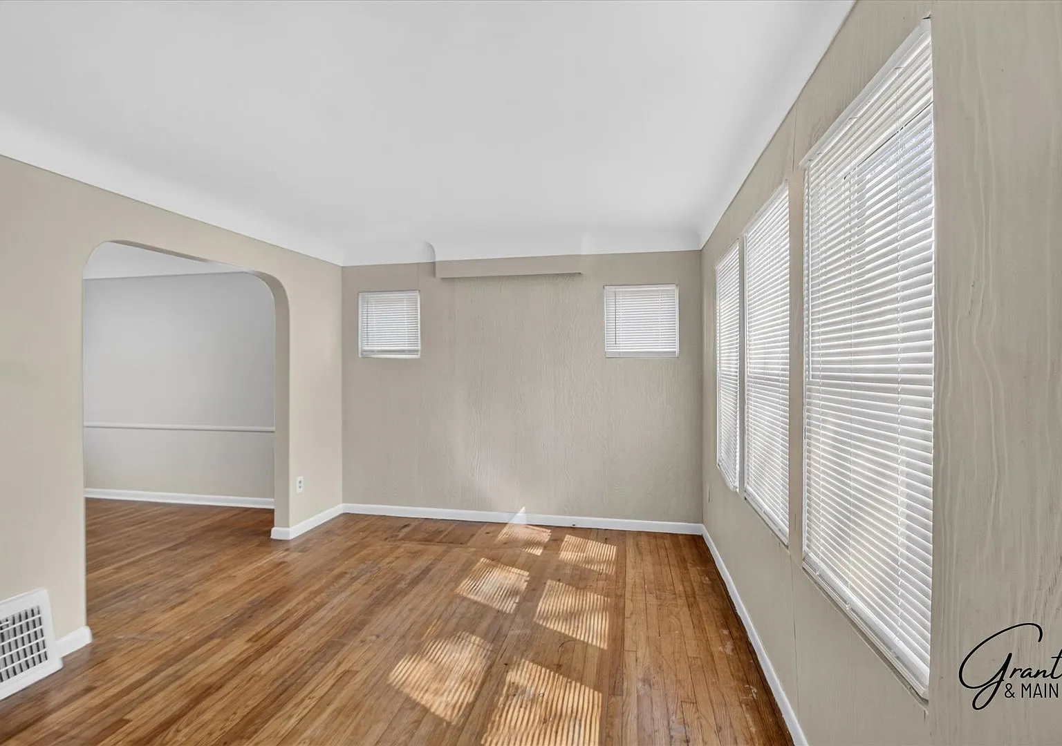 $1350 3 bedrooms — Photo 2