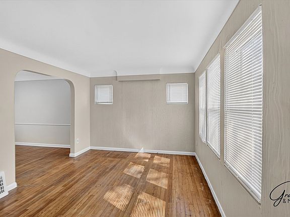 2nd image of 13515 Montrose St