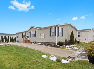 11214 Woodchester Ct, South Lyon, MI