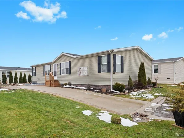 11214 Woodchester Ct, South Lyon, MI 48178