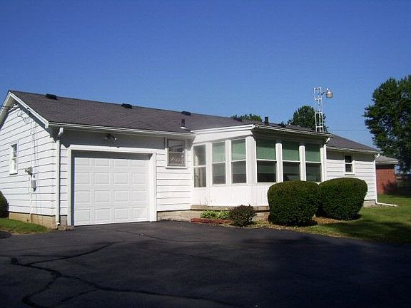 3rd image of 747 Meadowood Ct