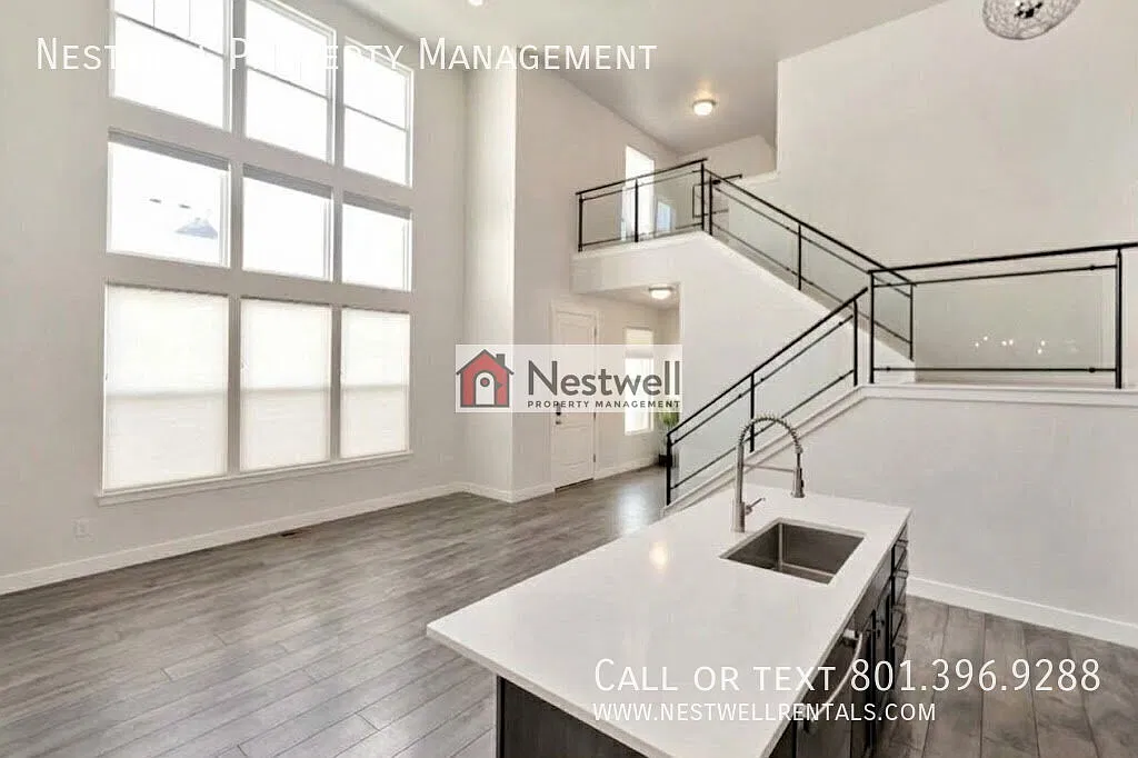 Immaculate 3-bed Townhouse in Daybreak! — Photo 3