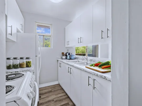 Duchess Apartments, 161 East Ave S #405, Hamilton, ON L8N 2T8