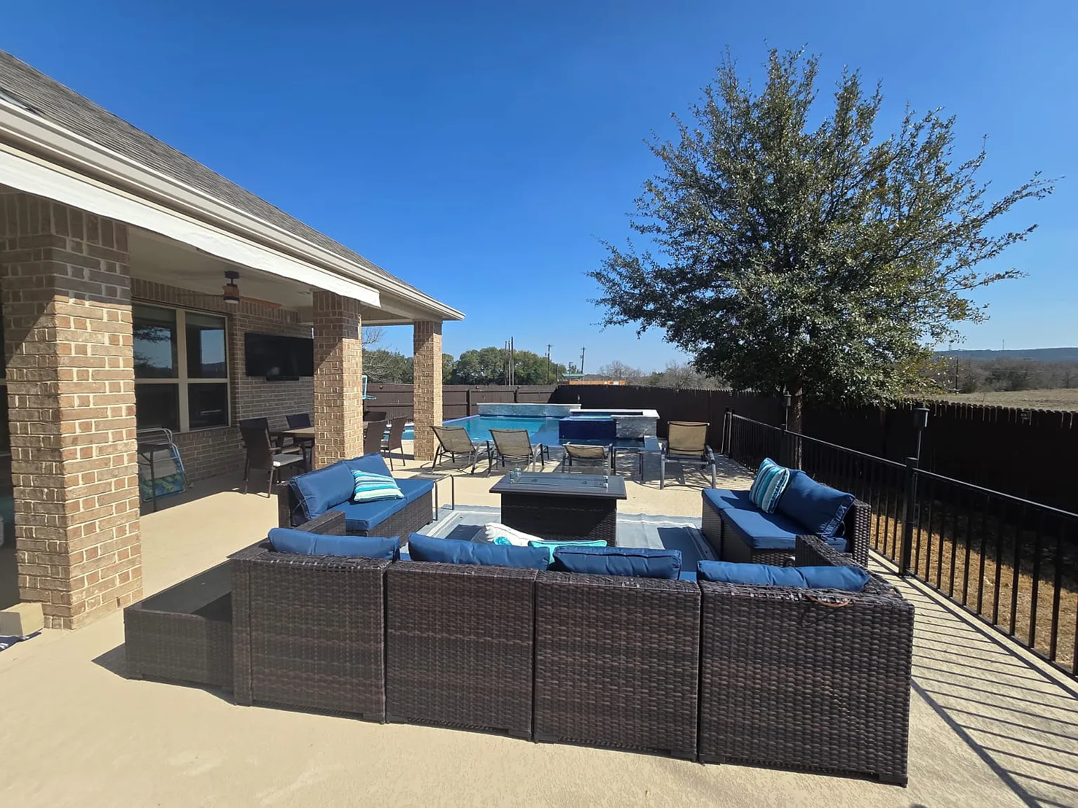6 bed, 3586 sqft, $4,200 — Photo 3