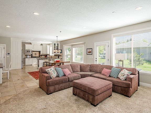 5th image of 420 Glacier Lily Dr