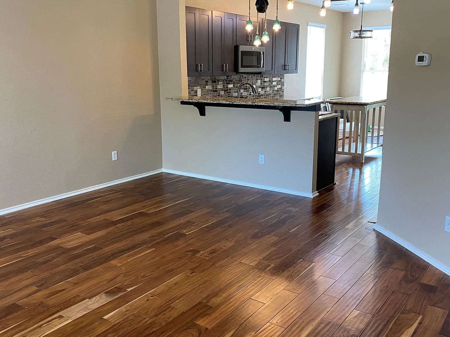 4 bed, 2.5 bath, 1956 sqft, $1,950 — Photo 3