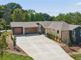 5870 Chateau Lane, Parkville, MO 64152