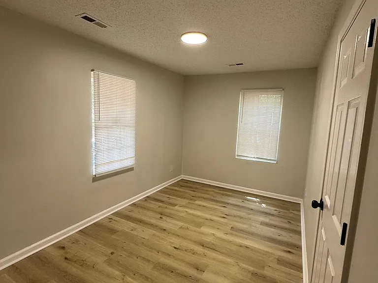 2109 Albany St — Photo 14