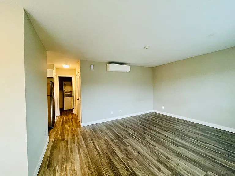 1x1 - 650 SQFT- Living room