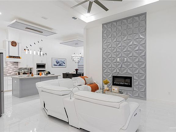 3rd image of 2609 N Tulipan Ave