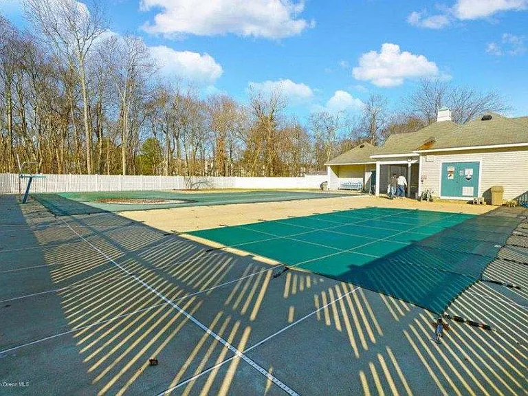 241 Larchwood Ct — Photo 8
