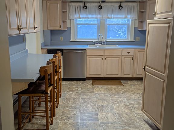 4th image of 4 Roger Ave #3
