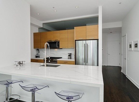 5th image of 500 W Superior St APT 1807