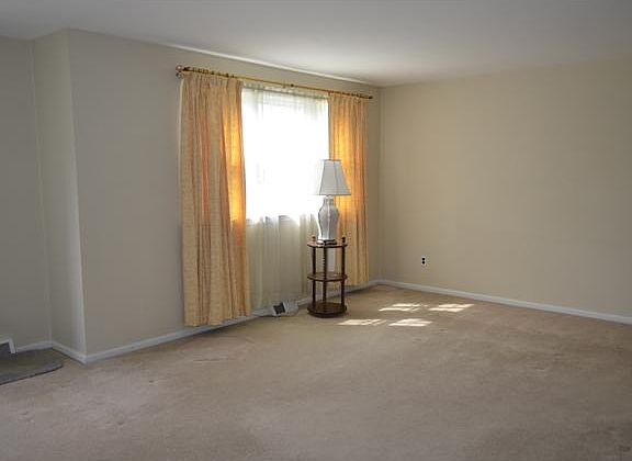 Living Room w/neautral paint and carpet