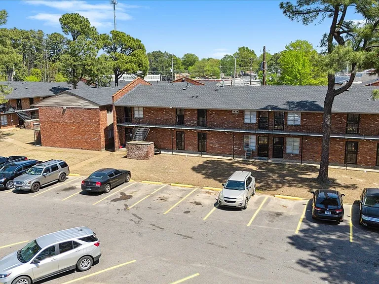 Holmes Pointe Apartments — Photo 27
