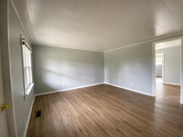 1105 Putnamville Ave — Photo 2