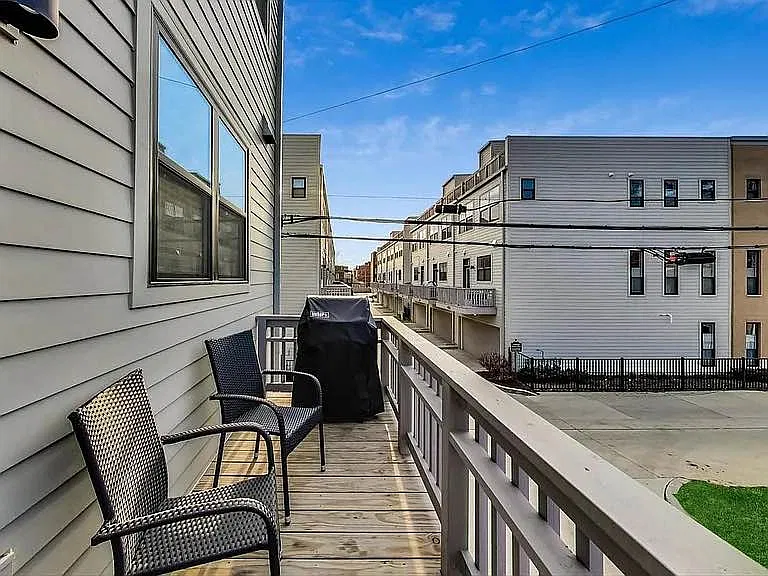4 bed, 2120 sqft, $1,650 — Photo 2