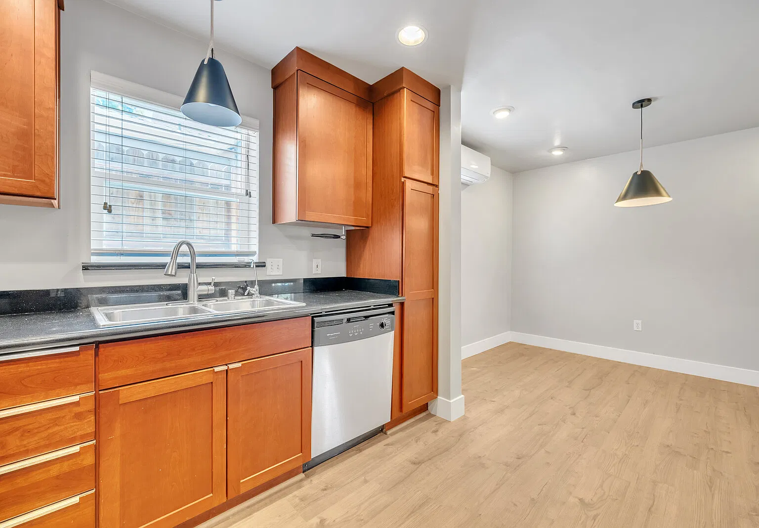 3045 Franklin Blvd — Photo 2