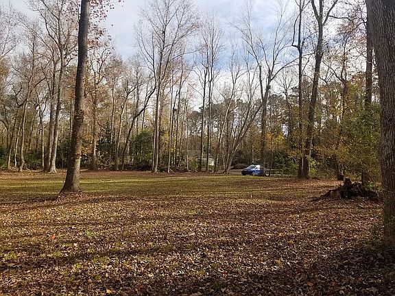 5th image of 140 Country Club Ln
