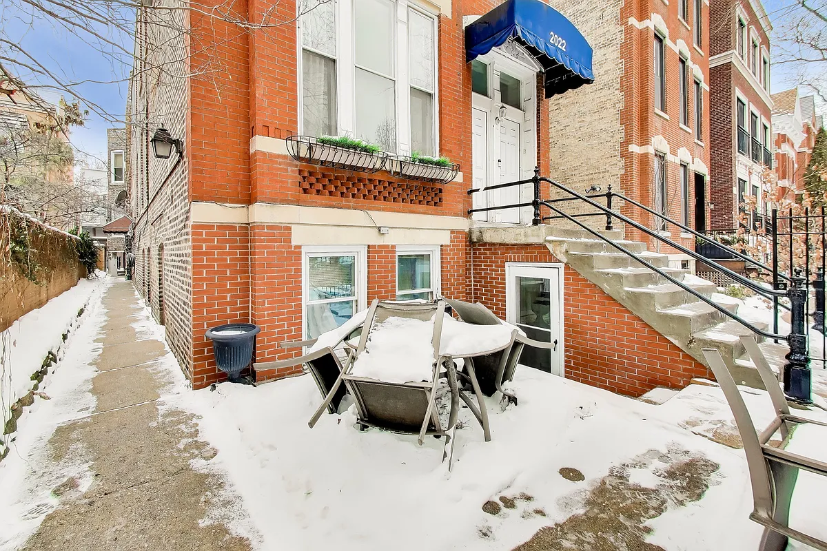 Building Photo - 2022 N Sheffield Ave #1F