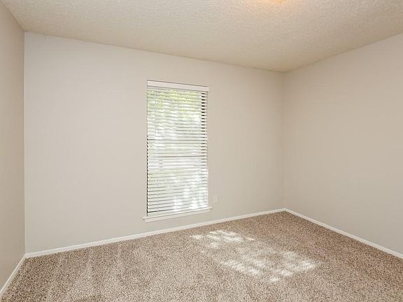 5th image of 2327 Newbury Dr