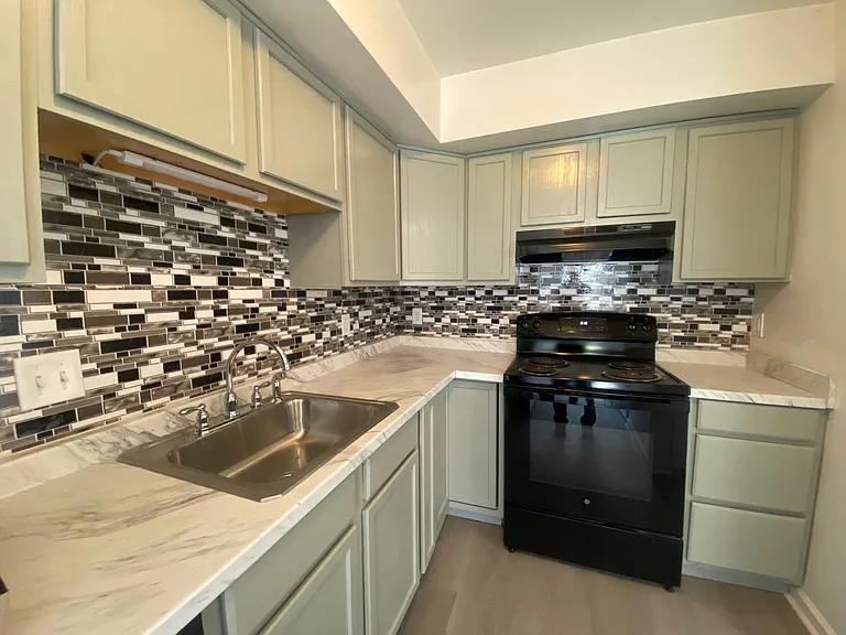 1006 Middleton Pl — Photo 10