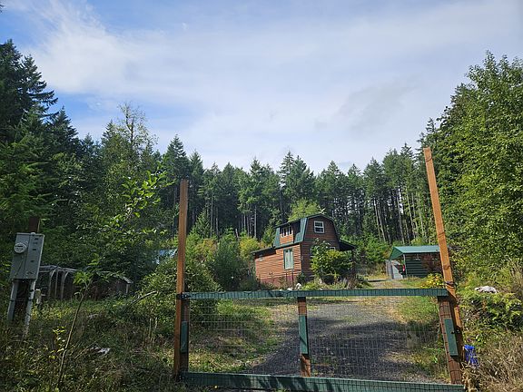 Private, fenced yard.