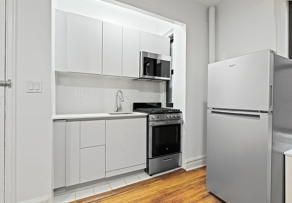 1st image of 220 W 24th St APT 3k