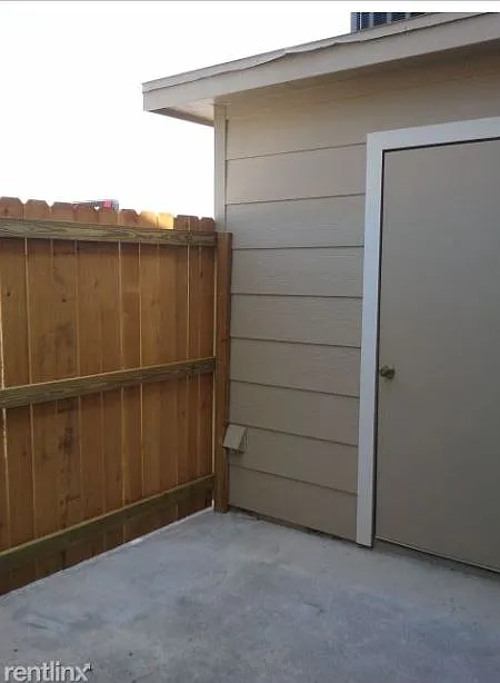 2 bed, 1.5 bath, 1045 sqft, $995 — Photo 1